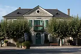 Photographie en couleurs d'une mairie (bâtiment administratif) à Oursbelille, en France.