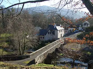 Le pont au-dessus de l'Ourtau au centre du village.