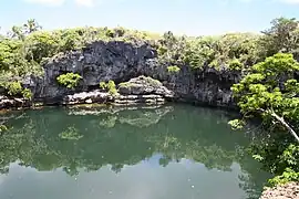 Trou aux tortues sur Ouvéa, représentatif de la topographie chaotique de l'intérieur des îles