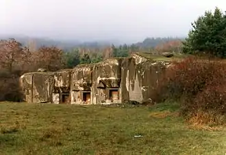 Le bloc 6, sur lequel on voit les créneaux pour canon de 75 mm, la cloche GFM à gauche et la cloche JM à droite.