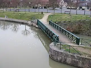 Vue vers le sud-ouest :la Trézée (à droite) rejoint le canal en aval du pont