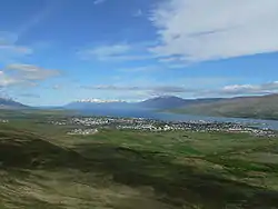 Vue de l'intégralité de l'Eyjafjörður, d'Akureyri au fond du fjord jusqu'à l'océan Arctique dans le lointain avec à gauche la Tröllaskagi et à droite la Flateyjarskagi.