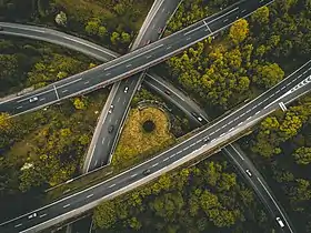 Vue aérienne partielle du triangle de Rocquencourt ; au centre de l'image, le socle prévu pour le signal des Trois-Provinces.