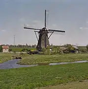 Le moulin, un canal, et le polder Lage Boezem.