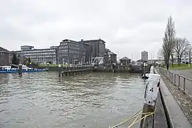 Écluses (nord) et rive-ouest, bateaux de la police portuaire.