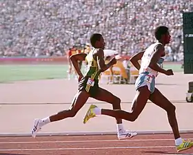 Abdi Bile devant Owen Hamilton (en) lors des séries du 800 mètres aux JO de Los Angeles en 1984.