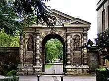 Photographie de la Porte de Danby, entrée principale du jardin botanique, en 2008