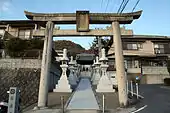 Un torii sur le sandō d'un temple (Oyake-ji)