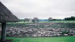 Site d'Oyu à cercle de pierres. Structures hypothétiques surélevées à toit de chaume. Préfecture d'Akita. J. Récent, v. 2500-1500.