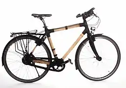 Vélo avec cadre en bambou.