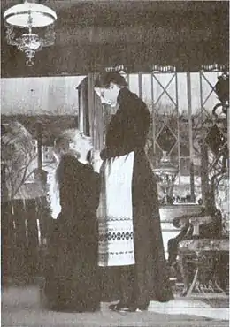 Doris Svedlund et Dora Söderberg dans Pâques d'August Strindberg sur la scène du Théâtre dramatique royal en 1946