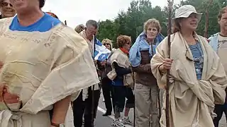 Partant de l’angle formé par la Route des Bâtisseurs et le Chemin de la Chapelle, les marcheurs, bâton du pèlerin en main, se mirent en branle et marchèrent sur le Chemin de la Chapelle.