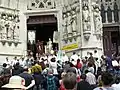 Entrée des pèlerins dans la basilique.