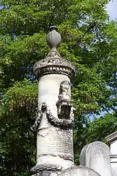 colonne de pierre gravée.