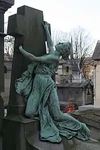 Pleureuse, tombe de J.M. Vallet, Paris, cimetière du Père-Lachaise.