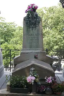 Tombeau de Bizet édifié par Charles Garnier au cimetière du Père-Lachaise