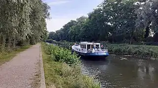 Péniche Le Phoenix à l'écluse du Plomeux à Wasquehal.