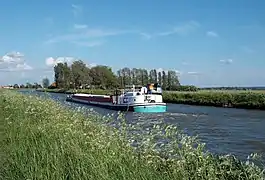 Une péniche sur le canal de Calais.