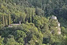 Péreille-d'en-Bas avec vue sur l'église.