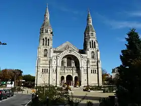 La façade sud de l'église Saint-Martin, et son parvis.