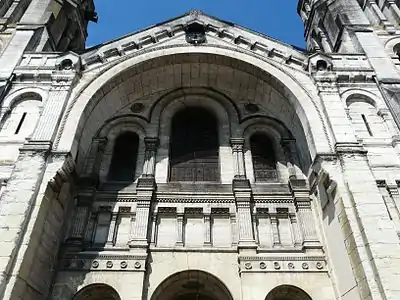 La façade au-dessus du portail.