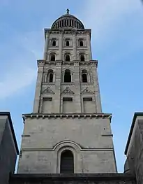 Cathédrale de Périgueux, multiples triplets dans le clocher.
