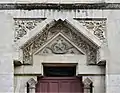 Au fronton de la loge du Grand-Orient de France (1869), à Périgueux en Dordogne.