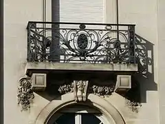 Le balcon d'une porte-fenêtre.