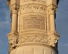 Inscription : CARNOT / Président de la République / ERNEST CONSTANS / Ministre de l'Intérieur / PROSPER FOURNIER / Préfet de la Dordogne, sur un côté du piédestal de la statue surmontant la fontaine de la place Plumancy.