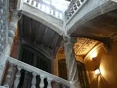 La cage d'escalier en contre-plongée.