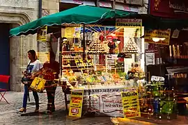 Stand où sont vendus des spécialités du terroir, sur la place du Coderc, à Périgueux en 2012.