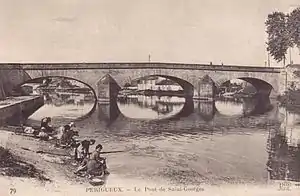 Vue générale du pont Saint-Georges qui traverse l'Isle, avec des lavandières au bord de l'eau.