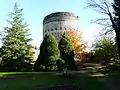 Côté ouest, dans le jardin de Vésone.