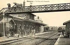 Carte postale ancienne montrant le premier bâtiment voyageurs de la gare (côté voies).