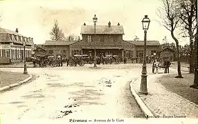 Carte postale ancienne montrant le premier bâtiment voyageurs de la gare.