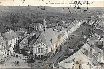 Vue de l'hôtel de ville depuis le sommet de la tour Saint-Jean.