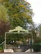 Le lavoir-fontaine (1912) et les ruines de son ancienne galerie couverte en verre.