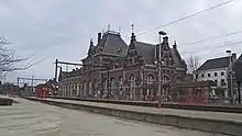 Intérieur de la gare, voies, quais et bâtiment voyageurs