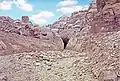 Barrage ancien en amont du Siq avec entrée du tunnel, vers 1900.