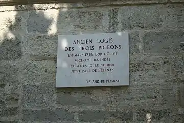 Plaque en l'honneur de Lord Clive apposée sur la façade de l'ancien logis des trois pigeons à Pézenas.