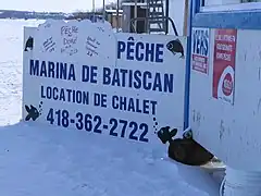 Panneau sur le chemin de glace de la rivière, accessible par la Marina