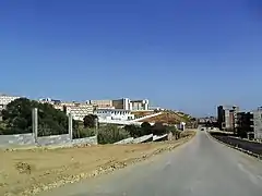 Vue sur le pôle (en chantier) à droite et des logements en construction à gauche.