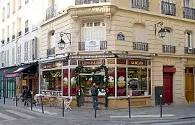 Façade Art nouveau au carrefour des rues de Cotte et Théophile-Roussel.