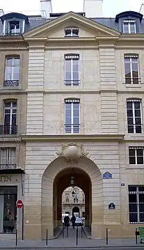 Le 11, rue des Bons-Enfants avec le passage Vérité permettant l'accès à la place de Valois.