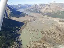 Vallée de la rivière Slims à l'arrière-plan ; au premier plan, le lac glaciaire du glacier Kaskawulsh.