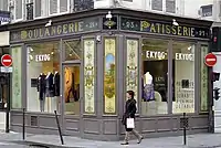 No 21 : façade de boutique classée à l'angle de la rue des Francs-Bourgeois.