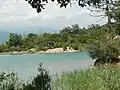 Vue sur le lac Saint-Cassien depuis la berge.