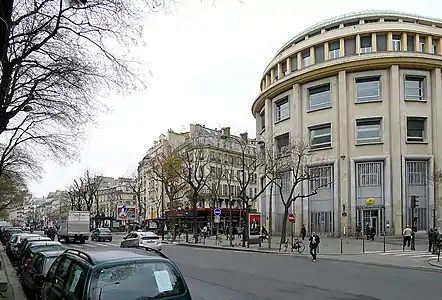Vue en direction de la rue du Faubourg-Poissonnière. À droite, l'agence de La Poste à l'emplacement de l'ancien Bazar Bonne-Nouvelle.