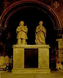 Chapelle des Saints-Patrons : les statues de Charles, marquis de Rostaing  (1582) et Messire Tristan, marquis de Rostaing (1645).