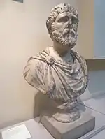 Buste en marbre trouvé dans le sanctuaire, dont l'original se trouve au British Museum. Il représente un homme d'environ 50 ans, peut-être un membre de la famille, ou peut-être l'empereur Pertinax lorsqu'il était gouverneur de la province de Bretagne.
